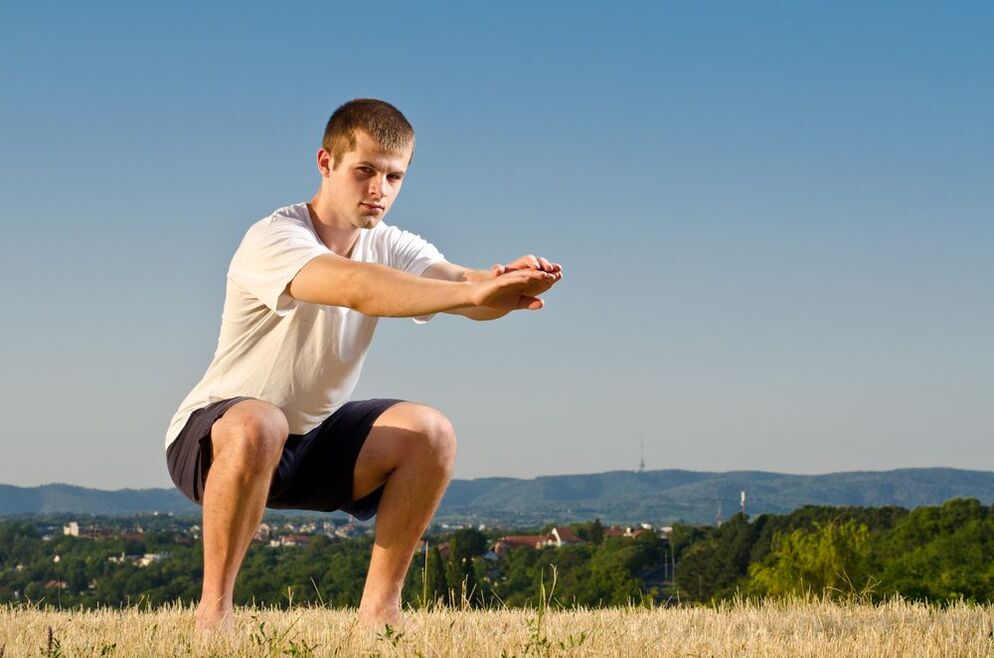 通过深蹲等特殊的体育锻炼可以增强男性的力量。