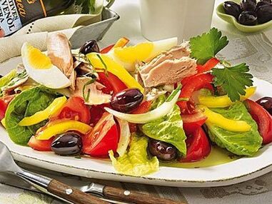 健康人饮食中的均衡沙拉